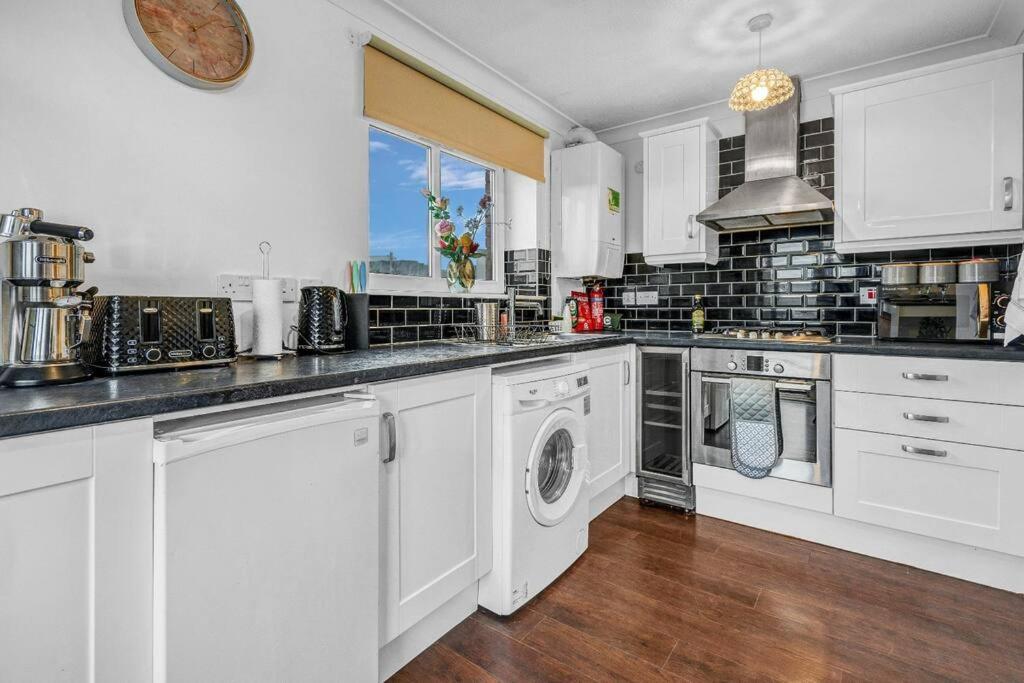 2 Bedroom Apartment On South Beach Road, Еър Екстериор снимка